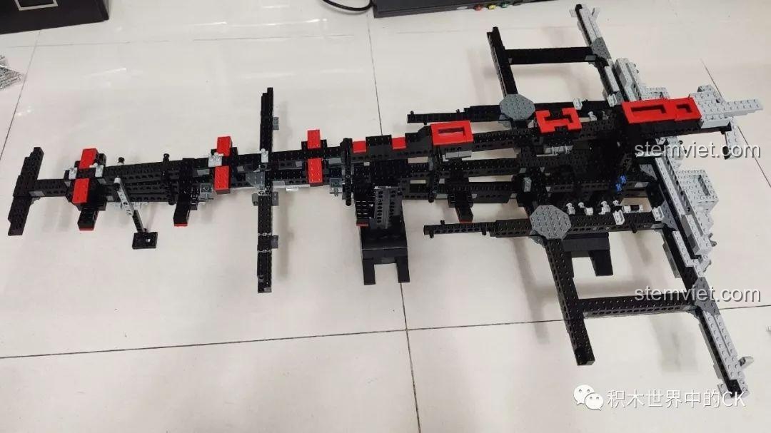 Khung xương và các chi tiết ban đầu của bộ xếp hình Mould King 13135 Tàu khu trục Ngôi sao Hoàng gia Monarch, cho bé trai 8 tuổi