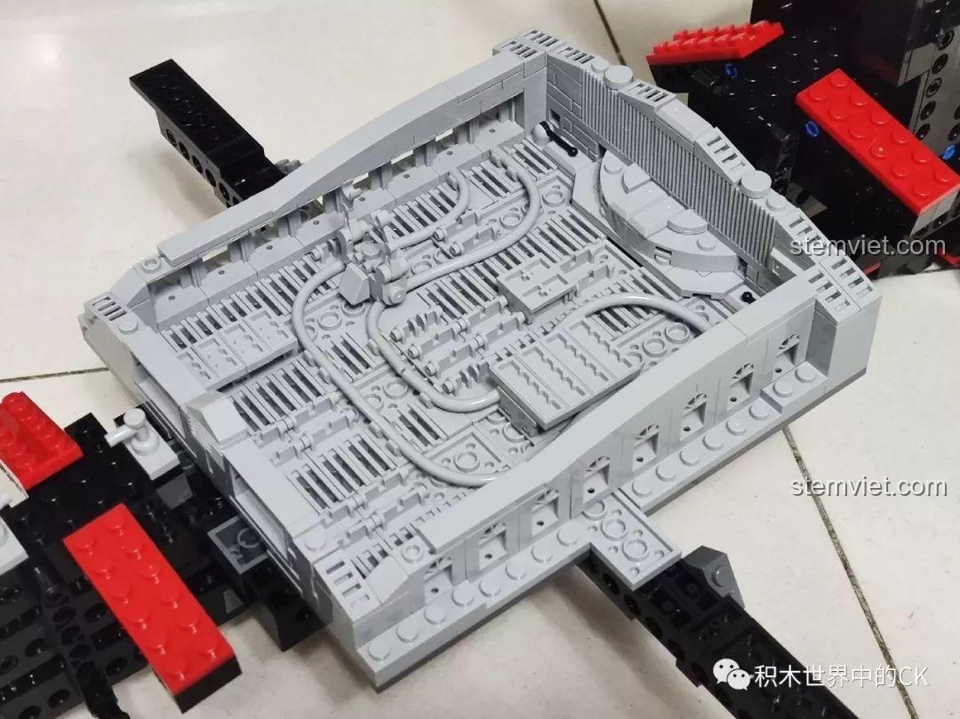 Cấu trúc bên trong của đồ chơi mô hình Mould King 13135 Tàu khu trục Ngôi sao Hoàng gia Monarch, thể hiện sự tỉ mỉ