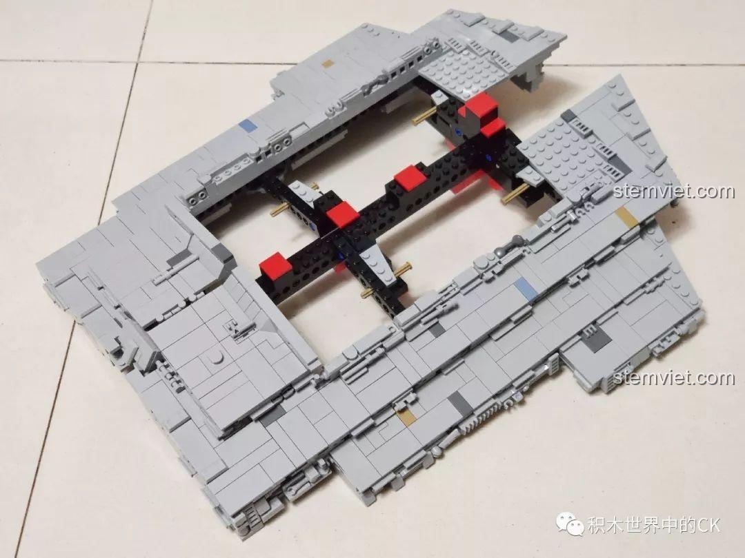 Chi tiết bề mặt khác của bộ lắp ghép Mould King 13135 Tàu khu trục Ngôi sao Hoàng gia Monarch, các khối xây dựng liền mạch