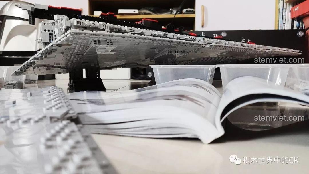 Chi tiết nhỏ của bộ lắp ghép Mould King 13135 Tàu khu trục Ngôi sao Hoàng gia Monarch, thể hiện độ tinh xảo
