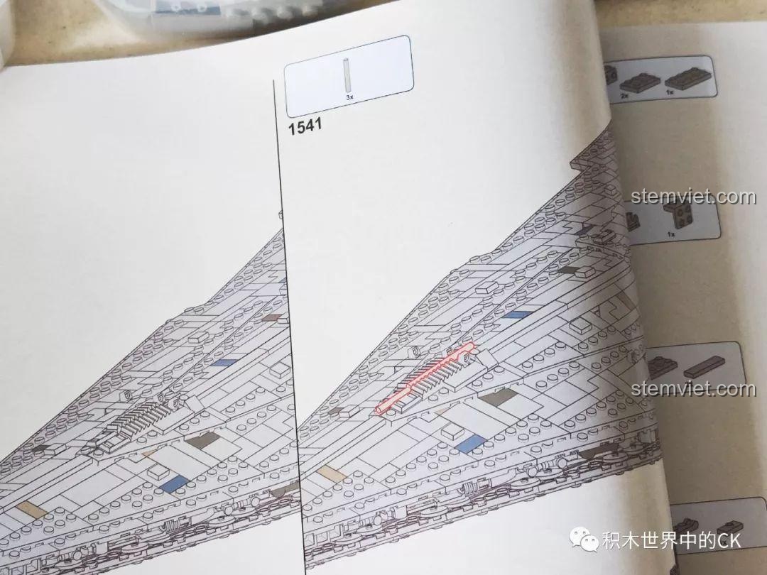 Chi tiết bề mặt của bộ xếp hình Mould King 13135 Tàu khu trục Ngôi sao Hoàng gia Monarch, các tấm ghép tinh xảo