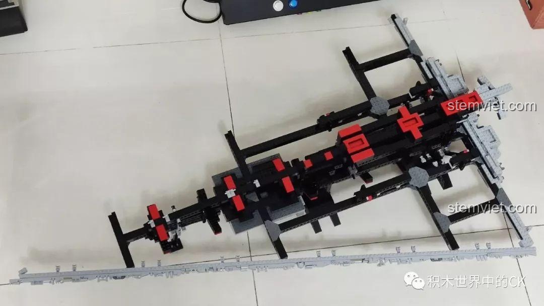 Chi tiết bên trong của bộ lắp ghép Mould King 13135 Tàu khu trục Ngôi sao Hoàng gia Monarch, đồ chơi lắp ráp chất lượng cao