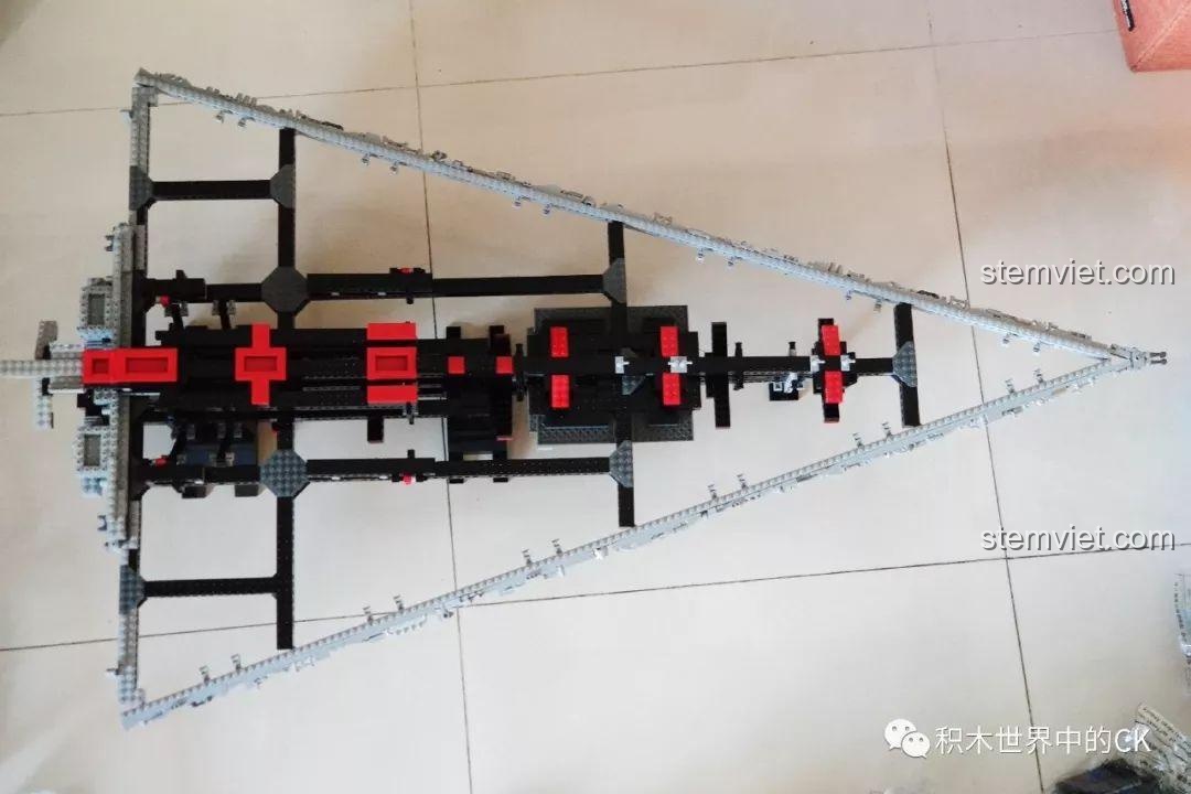 Khung sườn lớn của bộ lắp ghép Mould King 13135 Tàu khu trục Ngôi sao Hoàng gia Monarch, mô hình khổng lồ