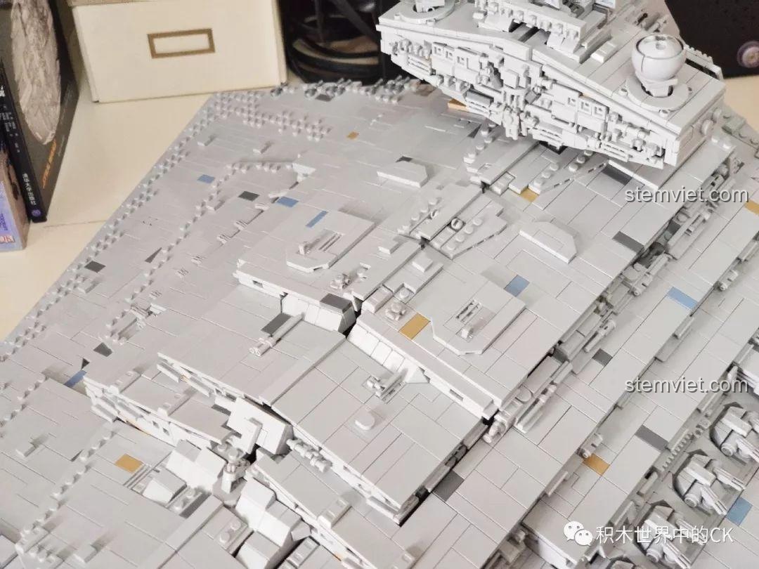 Góc nhìn rộng hơn của động cơ phía sau mô hình Mould King 13135 Tàu khu trục Ngôi sao Hoàng gia Monarch, ấn tượng