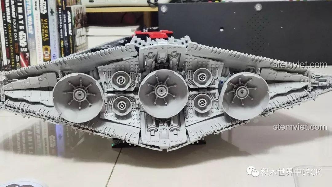 Mặt dưới của mô hình Mould King 13135 Tàu khu trục Ngôi sao Hoàng gia Monarch với các động cơ đã lắp, ấn tượng