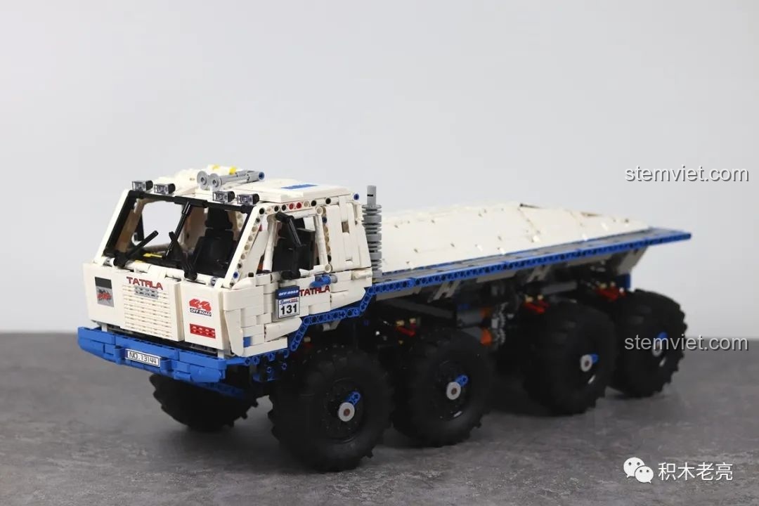 Mô hình xe tải địa hình Mould King 13144 Tatra T813 8x8 PROFA hoàn chỉnh, góc nhìn phía trước bên phải, nổi bật hệ thống treo và bánh xe lớn.