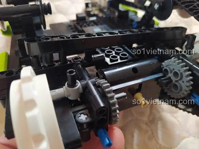 Cận cảnh chi tiết kỹ thuật của bộ lắp ráp Mould King 13153 Xe Đua Lật Đổ, thể hiện các khối lắp ghép và cơ chế bánh răng, đồ chơi giáo dục cho bé trai.