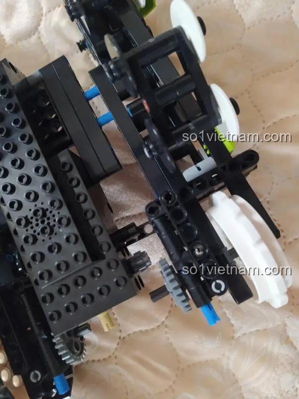 Góc nhìn cận cảnh các mảnh ghép kỹ thuật của bộ lắp ráp Xe Địa Hình Lật Đổ Hai Mặt Mould King 13153, cho thấy độ khít và chất lượng cao của chi tiết.