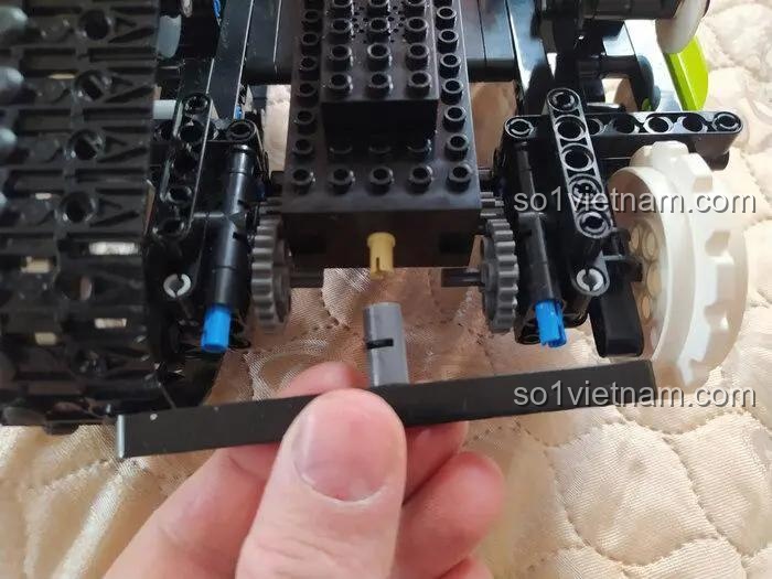 Thanh kết nối và các khối lắp ghép trong đồ chơi Mould King 13153 Xe Địa Hình Điều Khiển Từ Xa, thể hiện sự linh hoạt trong cấu trúc, đồ chơi cho bé trai 8 tuổi.