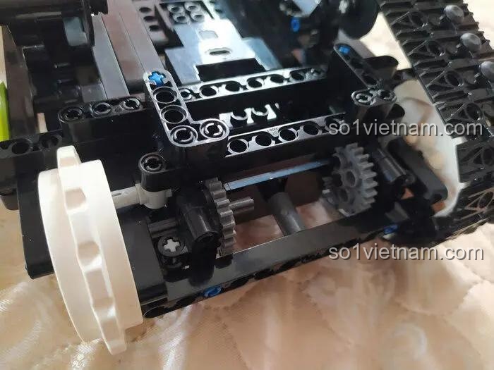 Cận cảnh cơ chế bánh xích của bộ đồ chơi Mould King 13153 Xe Địa Hình Lật Đổ Hai Mặt, cho thấy khả năng vận hành mạnh mẽ trên nhiều địa hình, giá tốt.