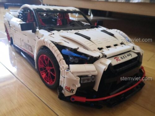 Đồ chơi mô hình Siêu xe Nissan GT-R Mould King 13172 màu trắng, góc nhìn chéo, chi tiết cao, đáng tiền cho bé trai 8 tuổi.