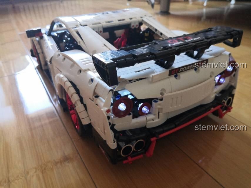 Bộ khối lắp ghép Xe thể thao Nissan GT-R Mould King 13172 màu trắng, nhìn từ phía sau, có đèn hậu LED, món quà tuyệt vời cho bé trai 8 tuổi.
