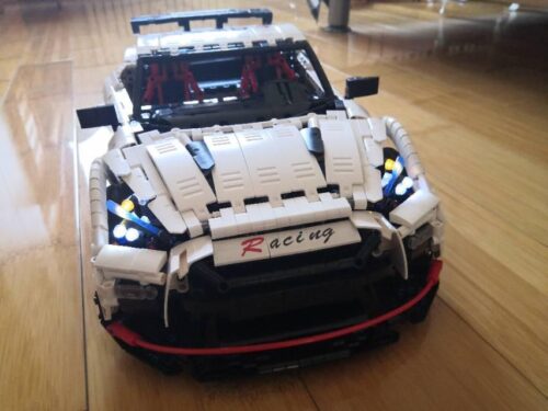 Bộ lắp ráp Nissan GT-R Mould King 13172 màu trắng, nhìn từ phía trước, có đèn LED sáng, phù hợp cho bé trai 8 tuổi trở lên, giá tốt.