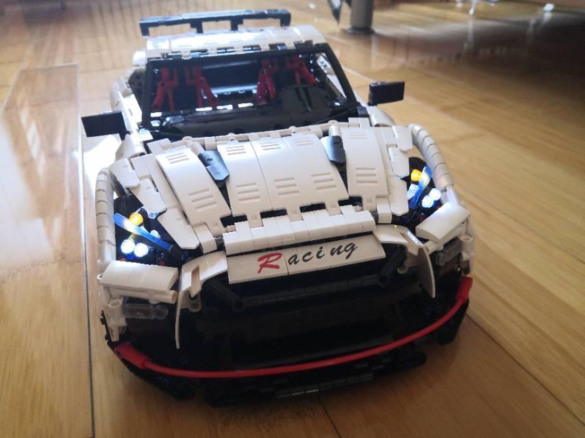 Bộ lắp ráp Nissan GT-R Mould King 13172 màu trắng, nhìn từ phía trước, có đèn LED sáng, phù hợp cho bé trai 8 tuổi trở lên, giá tốt.