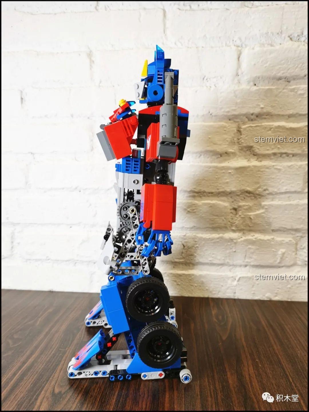 Góc nhìn từ phía sau của robot Optimus Prime 15036, hiển thị các chi tiết lưng và khớp nối.