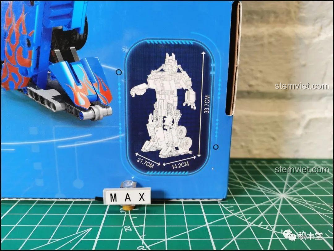 Chi tiết kích thước mô hình robot Optimus Prime 15036 trên hộp, cho thấy chiều cao 33.7cm và chiều rộng 21.7cm.