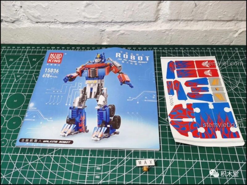 Sách hướng dẫn lắp ráp và bộ decal dán cho bộ lắp ráp Robot Optimus Prime Mould King 15036, giúp bé trai 6 tuổi dễ dàng hoàn thiện đồ chơi mô hình