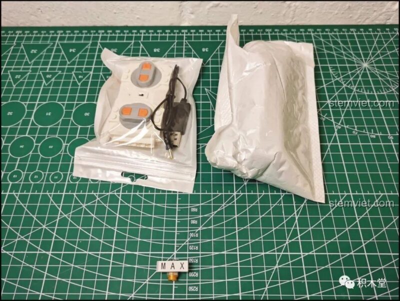 Phụ kiện điện tử đi kèm bộ lắp ráp Robot Optimus Prime Mould King 15036, bao gồm module nguồn và điều khiển từ xa, cho phép robot biết đi