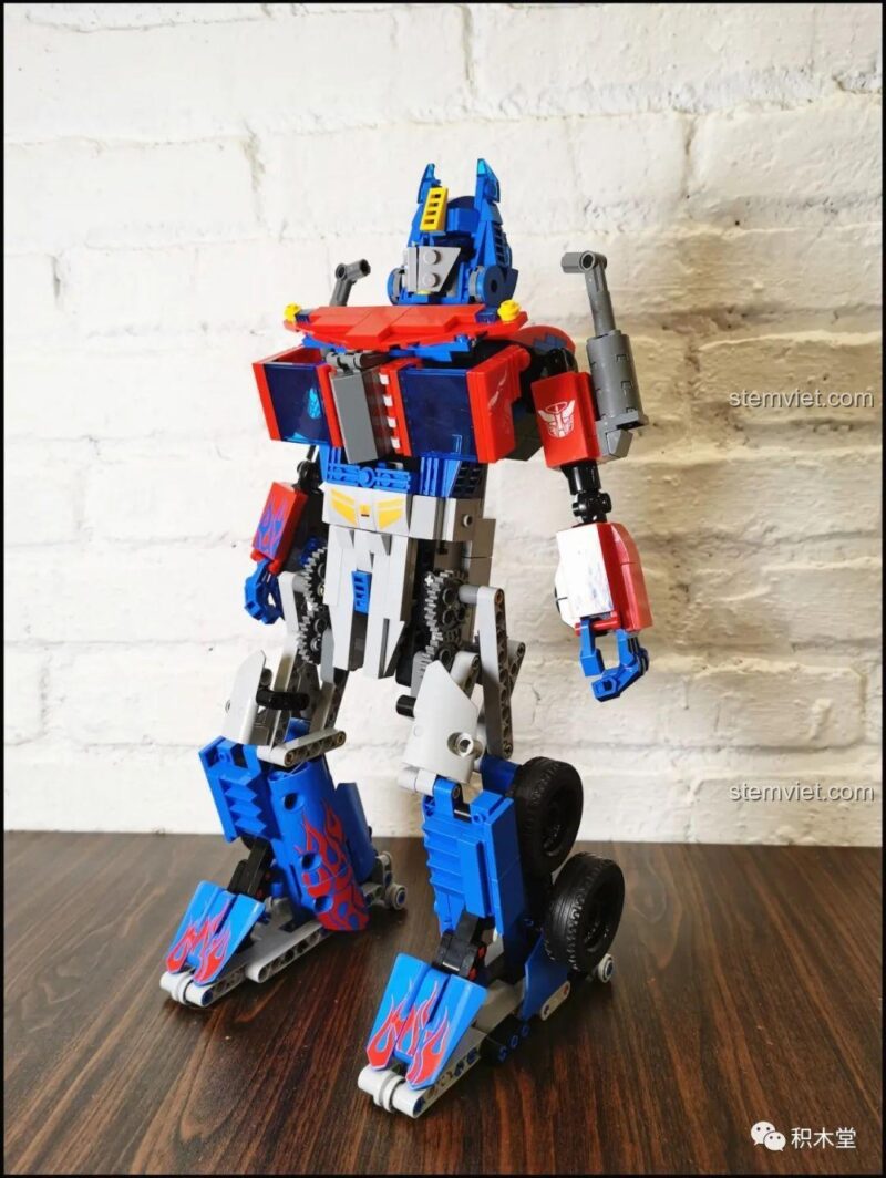 Góc nhìn bên cạnh của mô hình Robot Optimus Prime Mould King 15036 đã lắp ráp, cho thấy chi tiết thiết kế và tỉ lệ cân đối của đồ chơi mô hình