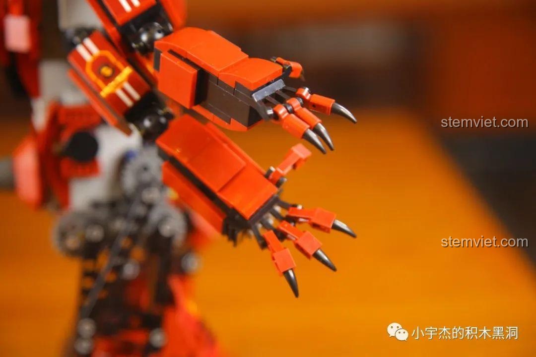 Cận cảnh bàn tay của Robot Crimson Mould King 15038 với các ngón tay có thể cử động, tăng tính chân thực.