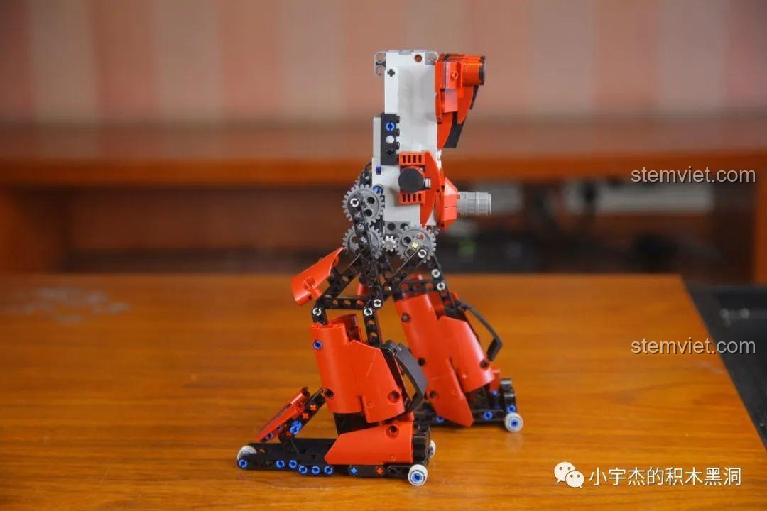 Phần chân robot Crimson Mould King 15038 nhìn từ phía bên, đồ chơi lắp ráp robot biết đi.