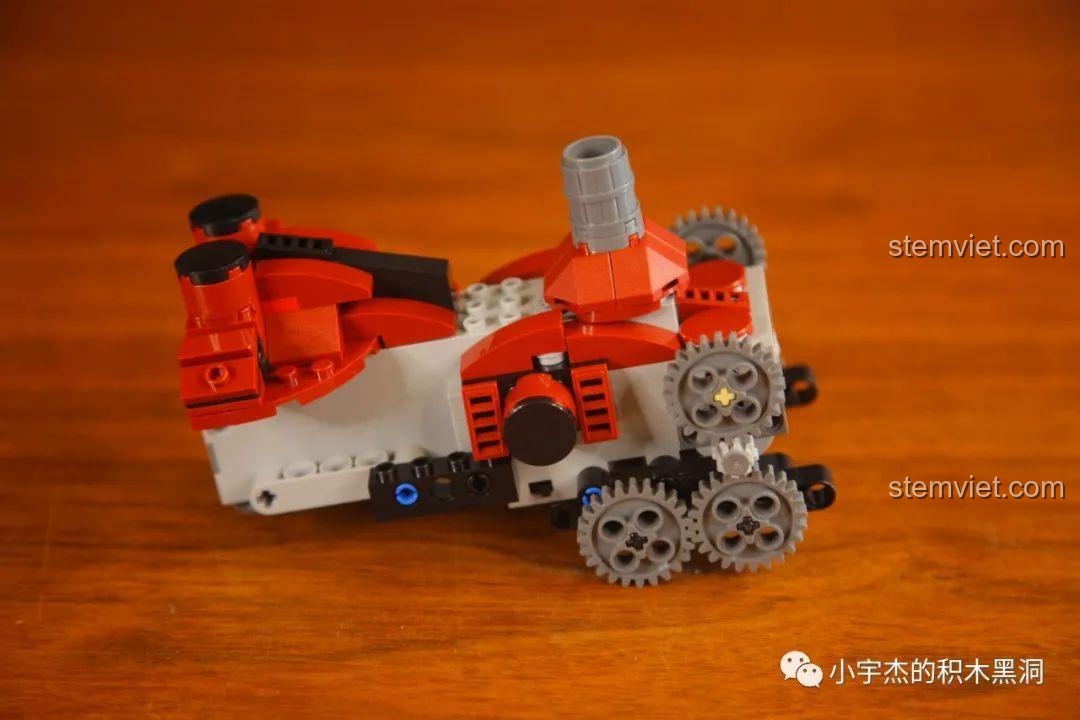 Phần thân và chân của Robot Crimson Mould King 15038 đang được lắp ráp, với các bánh răng và khớp nối.