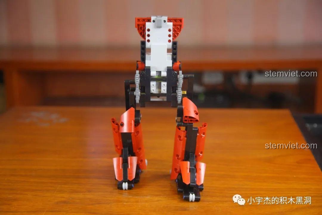 Hai chân của Robot Crimson Mould King 15038 đã được lắp ráp hoàn chỉnh, đứng vững trên mặt bàn.