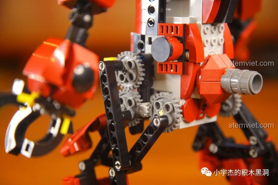 Cận cảnh cơ chế liên kết của Robot Crimson Mould King 15038, chi tiết kỹ thuật, đồ chơi mô hình.