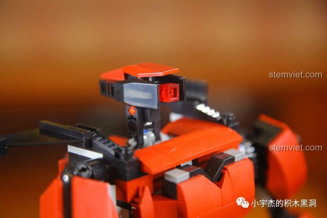 Cận cảnh đầu của Robot Crimson Mould King 15038, chi tiết thiết kế, đồ chơi mô hình.