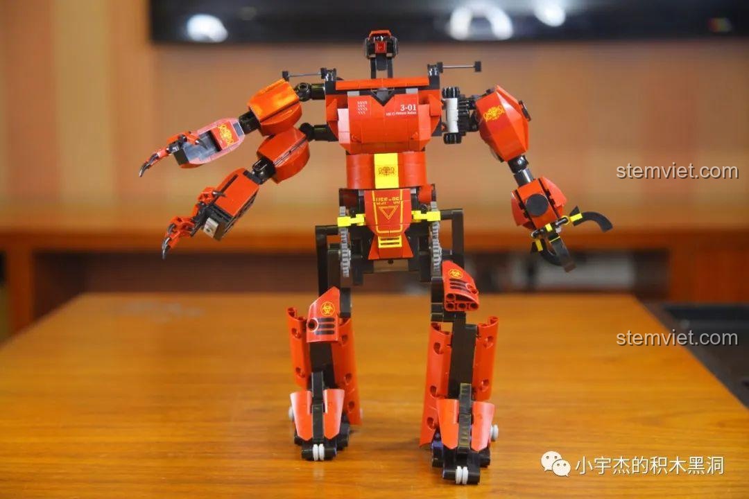 Robot Crimson Mould King 15038 với tư thế đứng thẳng, thể hiện sự vững chắc, đồ chơi lắp ráp cho bé trai.