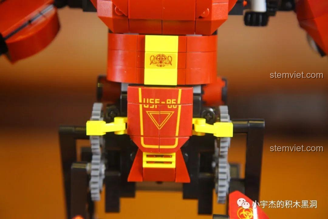 Cận cảnh miếng dán eo của Robot Crimson Mould King 15038, chi tiết trang trí, đồ chơi mô hình.