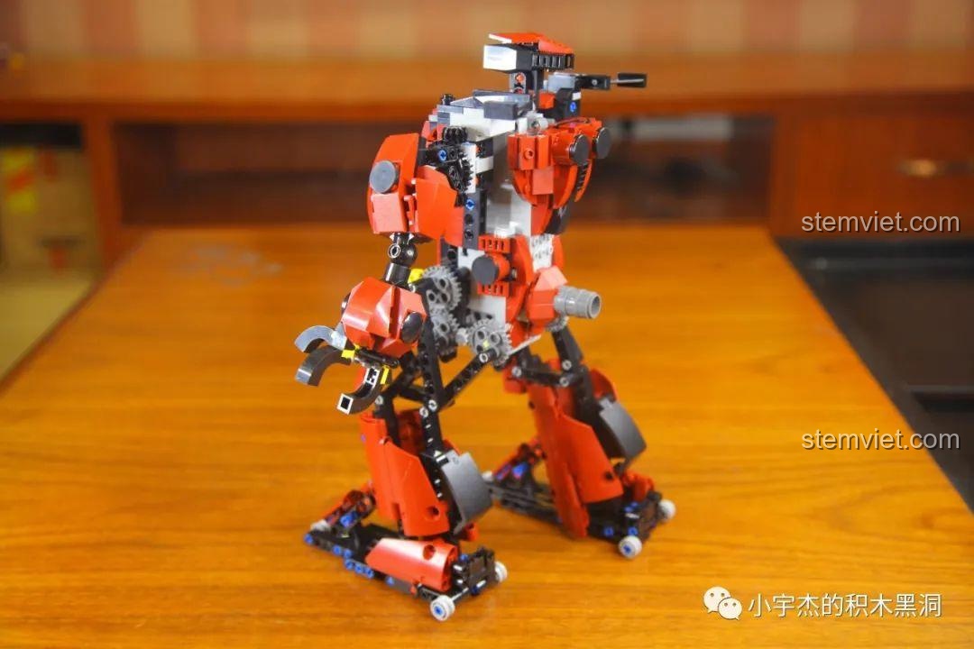 Robot Crimson Mould King 15038 nhìn từ góc nghiêng, thể hiện cấu trúc cơ khí, đồ chơi mô hình robot biết đi.