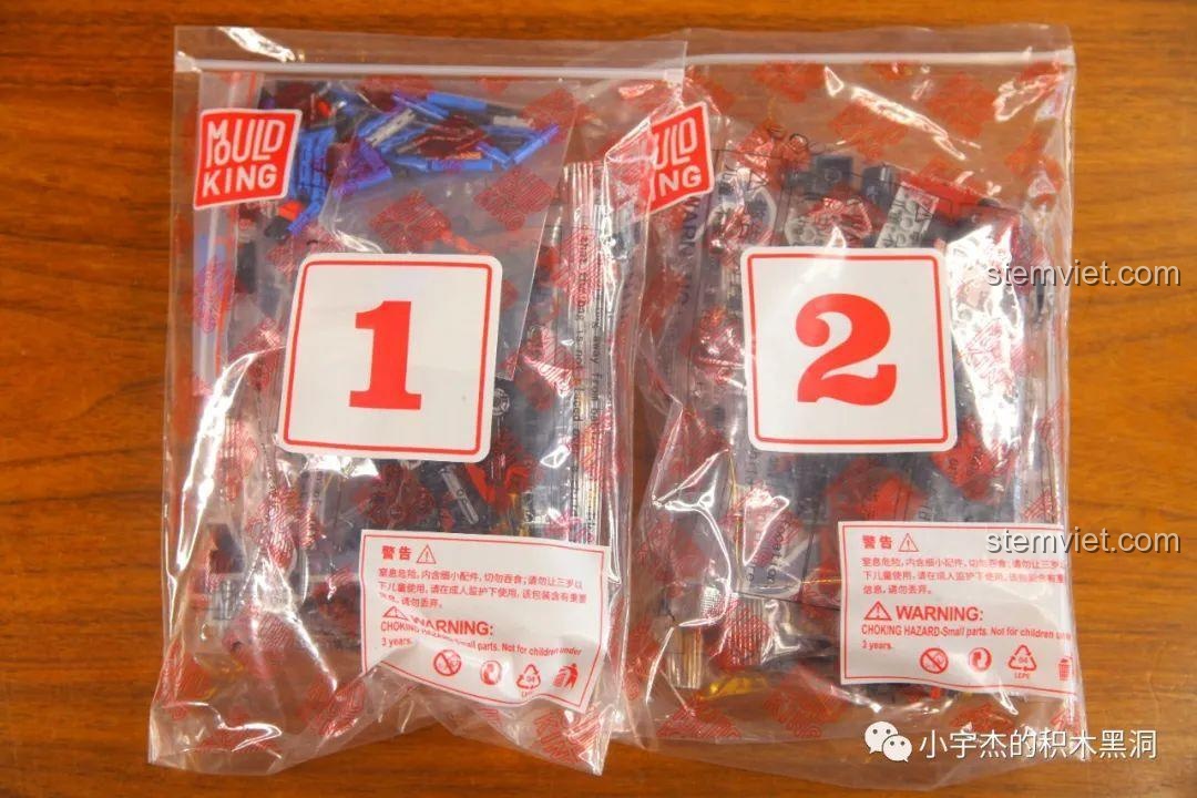 Hai gói mảnh ghép chính của bộ đồ chơi Mould King 15038 Robot Crimson, sẵn sàng cho quá trình lắp ráp, đồ chơi lắp ráp cho bé trai.
