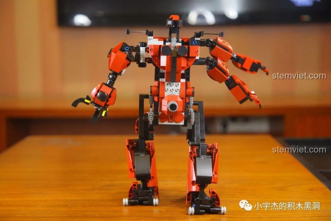 Robot Crimson Mould King 15038 đã lắp ráp hoàn chỉnh, đứng vững trên bàn, sẵn sàng cho trưng bày.