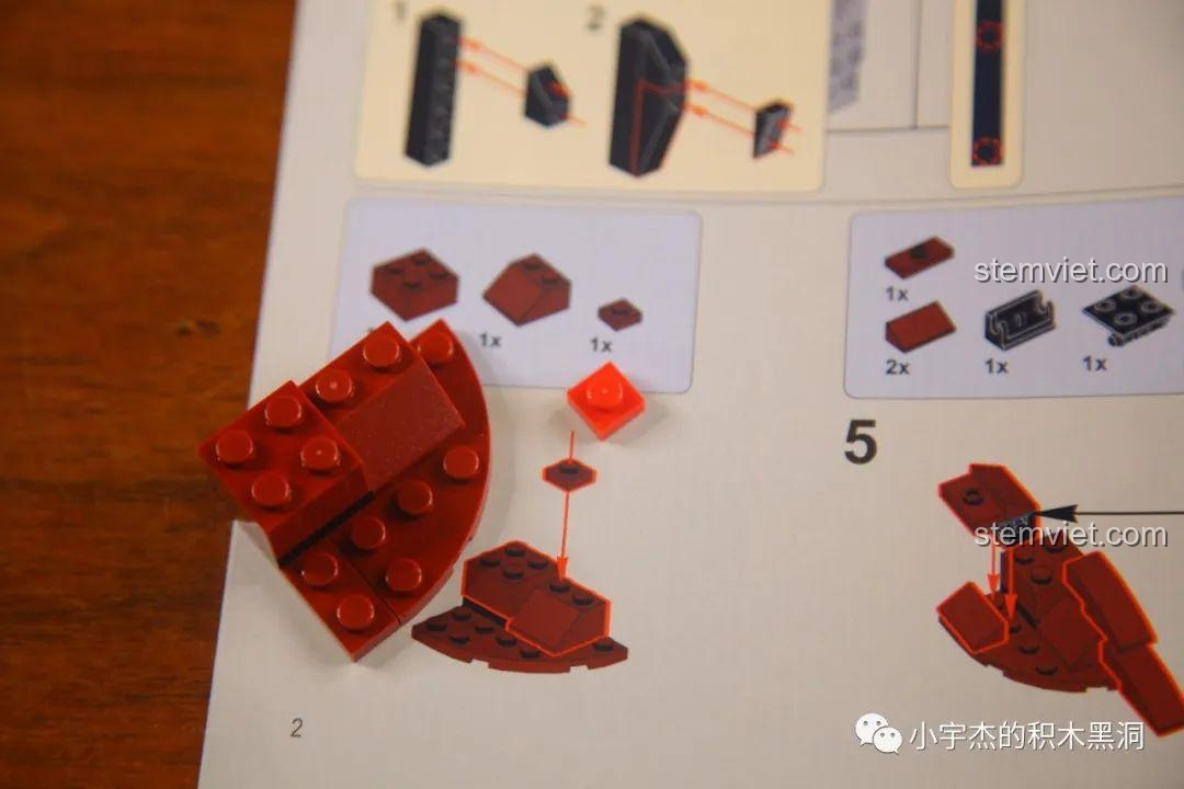 Bước lắp ráp đầu tiên của bộ lắp ghép Mould King 15038 Robot Crimson, chi tiết các mảnh nhỏ, đồ chơi mô hình.