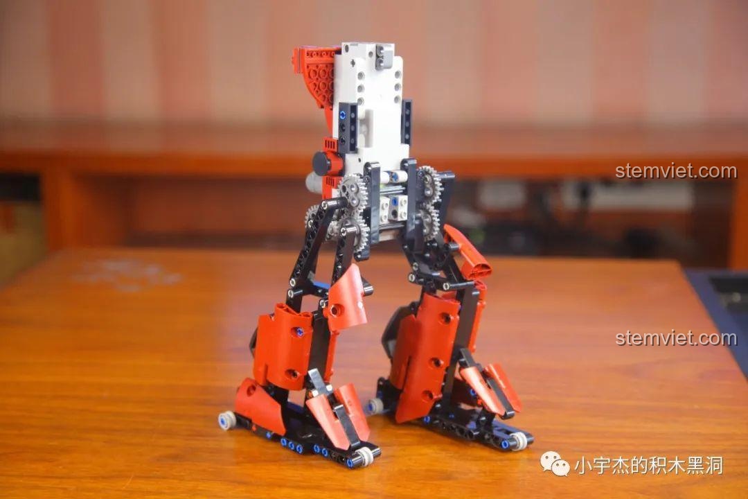 Lắp ráp chân của bộ đồ chơi Mould King 15038 Robot Crimson, hiển thị cấu trúc cơ khí, đồ chơi lắp ráp cho bé trai.