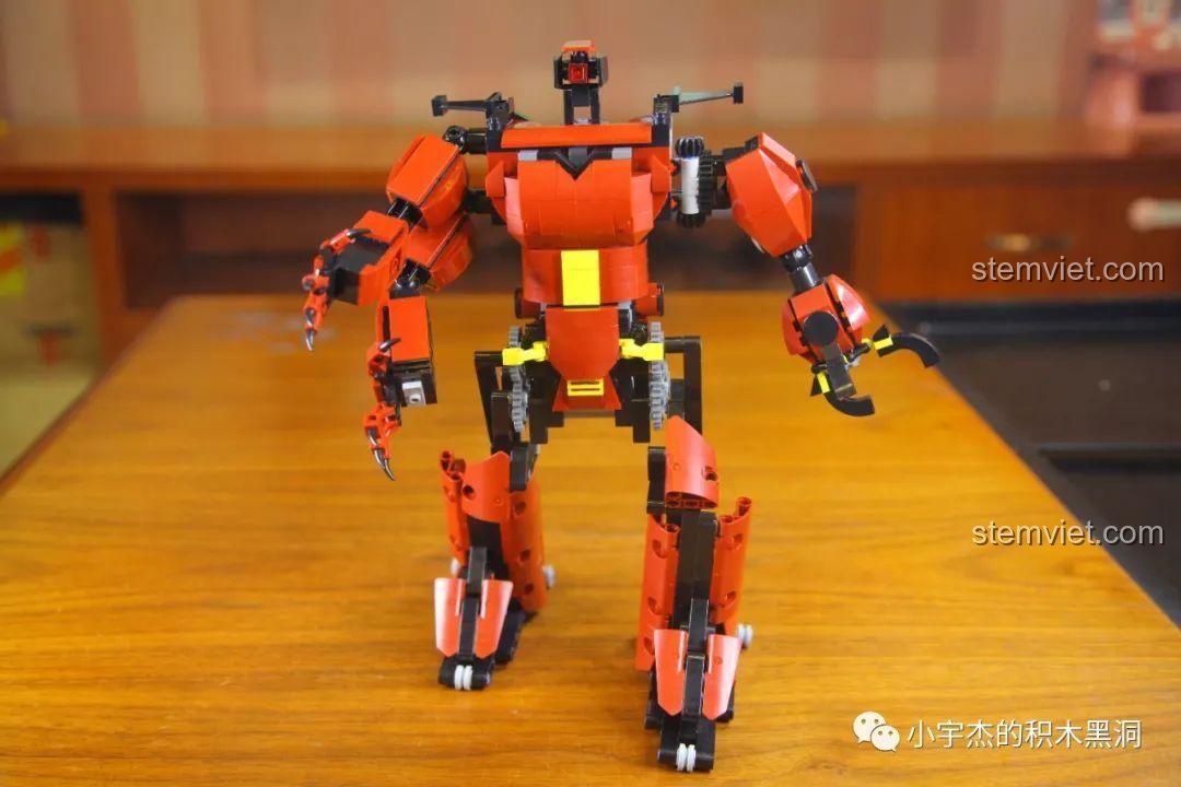 Robot Crimson Mould King 15038 sau khi lắp ráp phần thân và tay, đồ chơi lắp ráp robot biết đi, cho bé trai 6 tuổi.