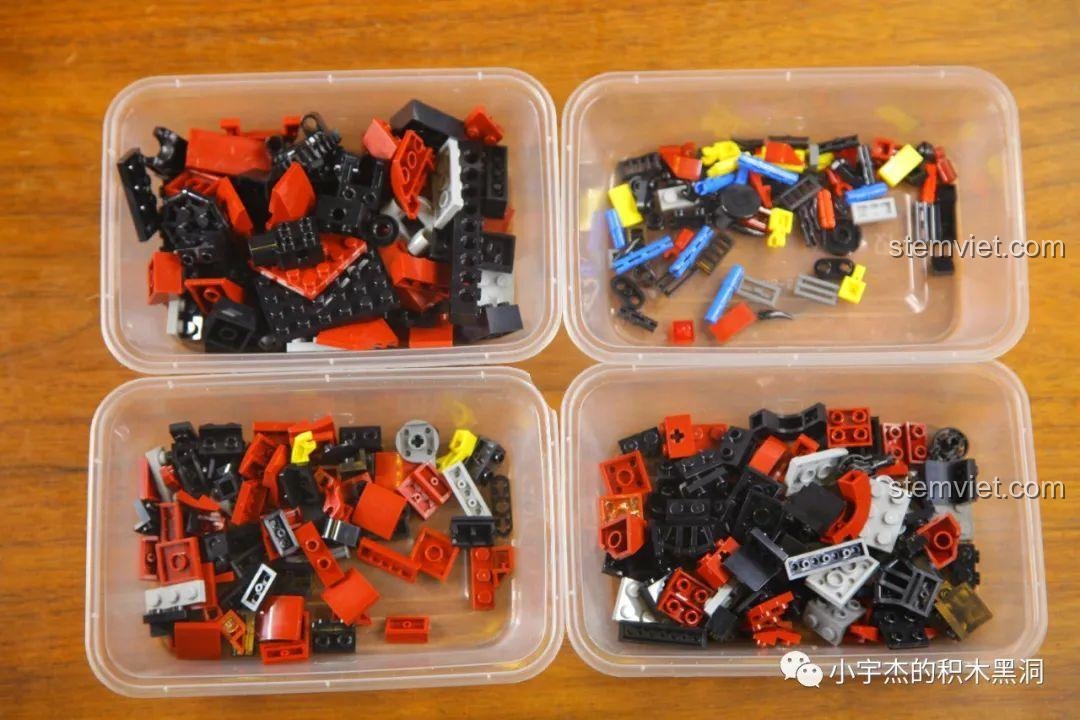 Các mảnh ghép còn lại của bộ lắp ghép Mould King 15038 Robot Crimson được phân loại vào hộp, chuẩn bị lắp ráp, đồ chơi lắp ráp cho bé trai.