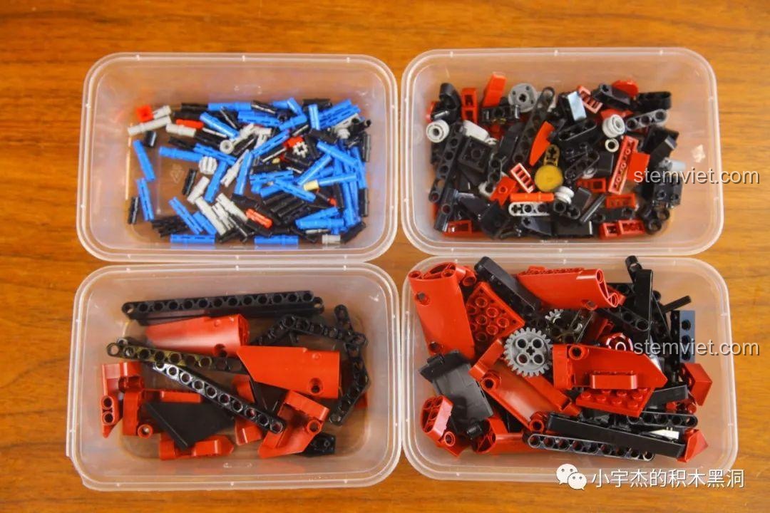 Các mảnh ghép của bộ đồ chơi Mould King 15038 Robot Crimson được phân loại vào hộp, chuẩn bị lắp ráp, đồ chơi lắp ráp cho bé trai.