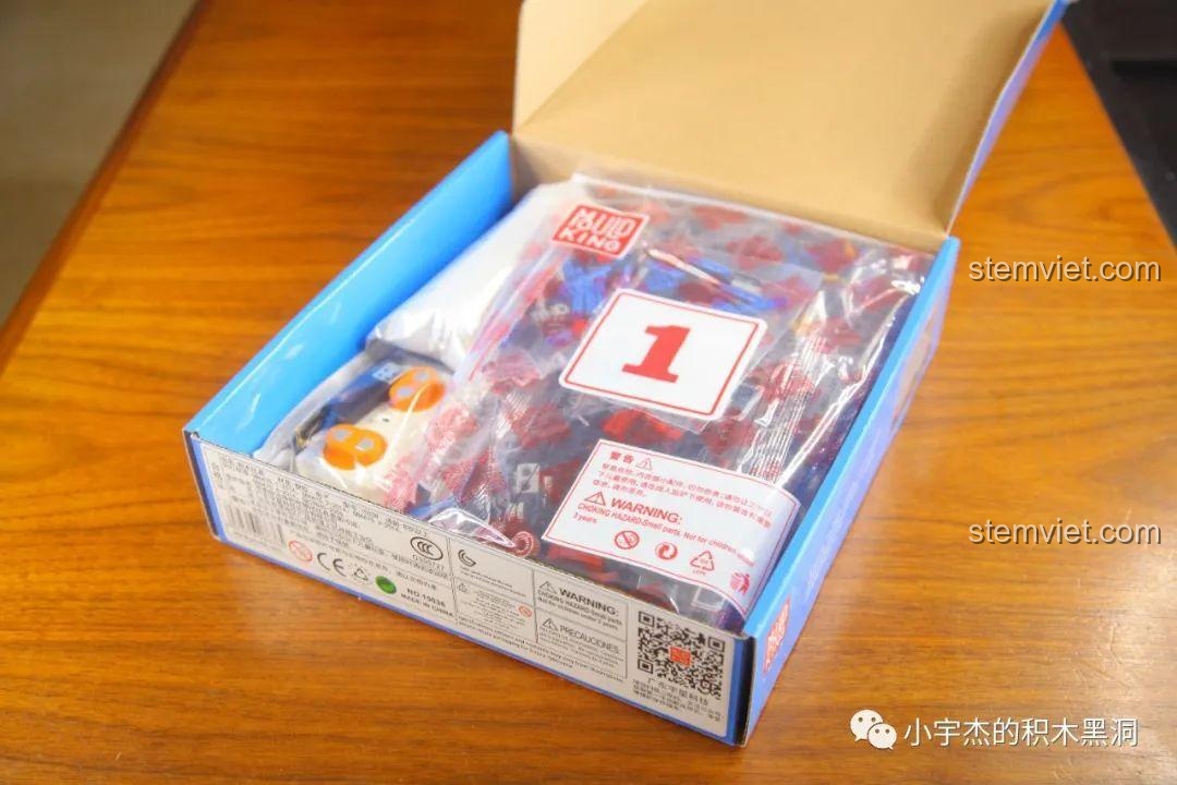 Hộp đồ chơi lắp ráp Mould King 15038 Robot Crimson được mở ra, lộ các túi mảnh ghép và phụ kiện bên trong.