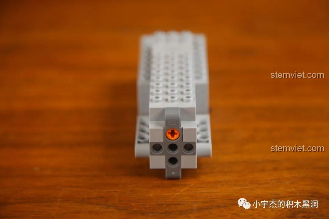 Mặt trên module động cơ của bộ đồ chơi Mould King 15038 Robot Crimson, các cổng kết nối, đồ chơi lắp ráp.