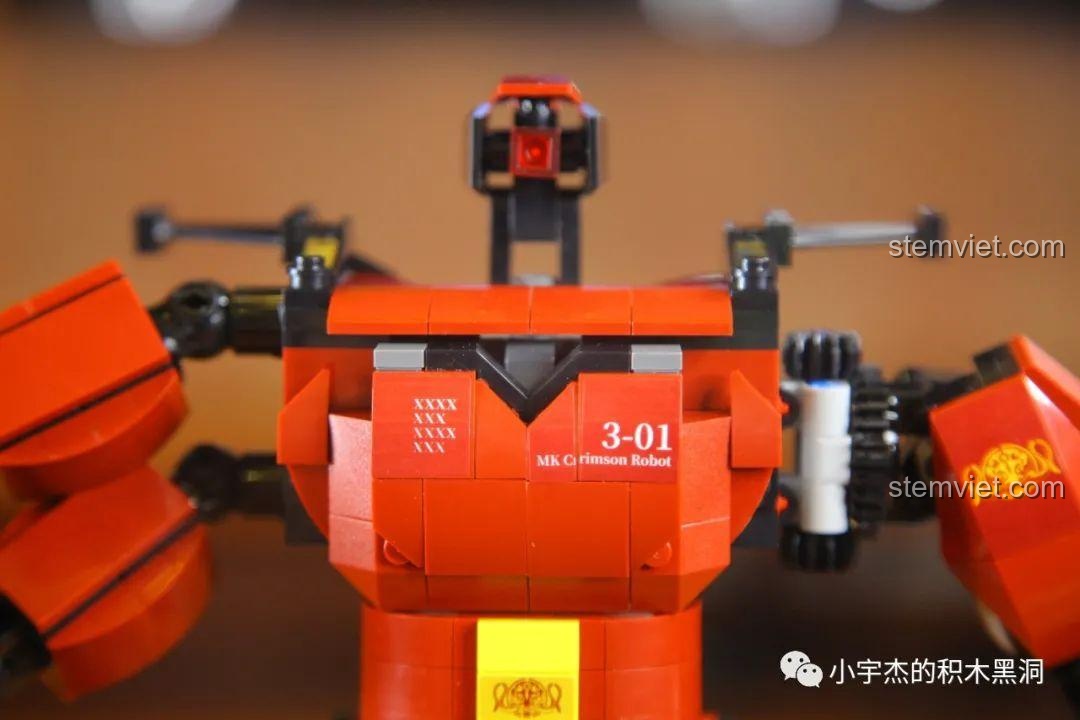 Cận cảnh miếng dán ngực của Robot Crimson Mould King 15038, chi tiết trang trí, đồ chơi lắp ráp.