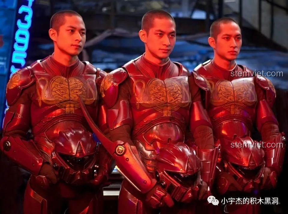 Ba anh em sinh ba điều khiển Jaeger Crimson Typhoon trong phim Pacific Rim, thể hiện sự phối hợp ăn ý.