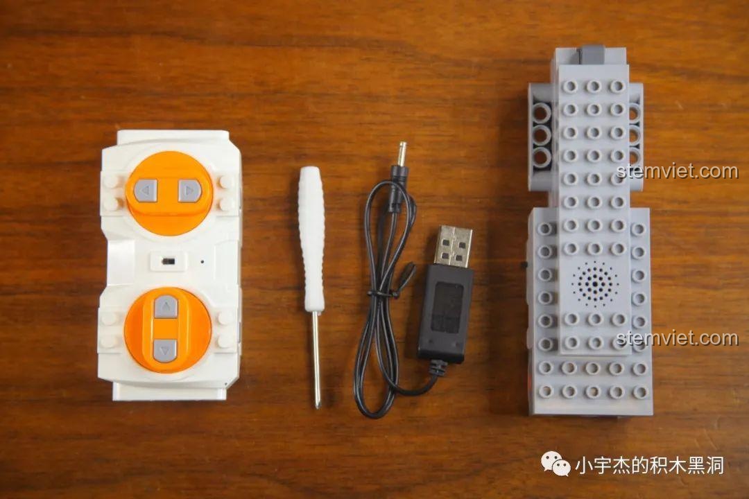 Bộ module động lực, điều khiển từ xa và cáp sạc USB đi kèm bộ lắp ráp Mould King 15038 Robot Crimson.