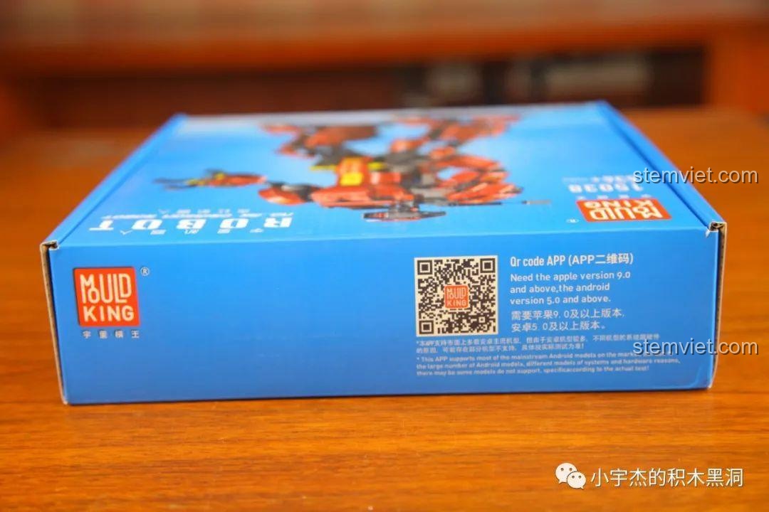 Mặt bên hộp bộ lắp ráp Mould King 15038 Robot Crimson, có mã QR tải APP điều khiển, cho bé trai 6 tuổi.