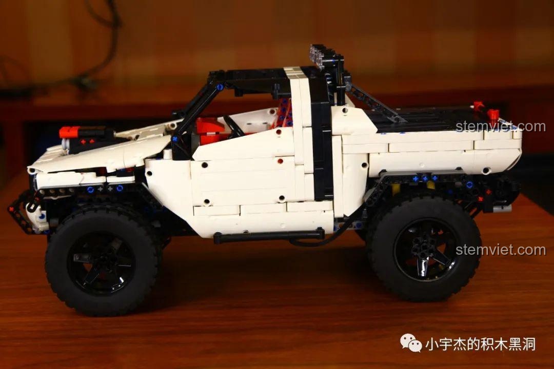 Robot Crimson Mould King 15038 trong tư thế sẵn sàng chiến đấu, đồ chơi lắp ráp robot biết đi, cho bé trai 6 tuổi.