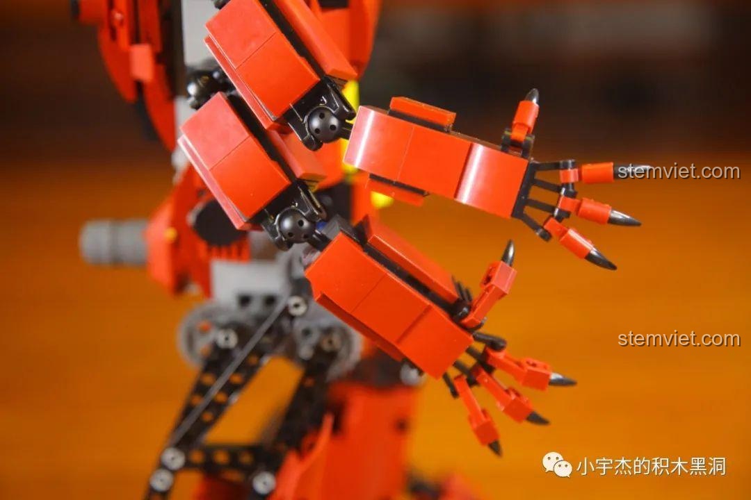 Cận cảnh cánh tay và bàn tay có móng vuốt của Robot Crimson Mould King 15038, thể hiện sự linh hoạt.