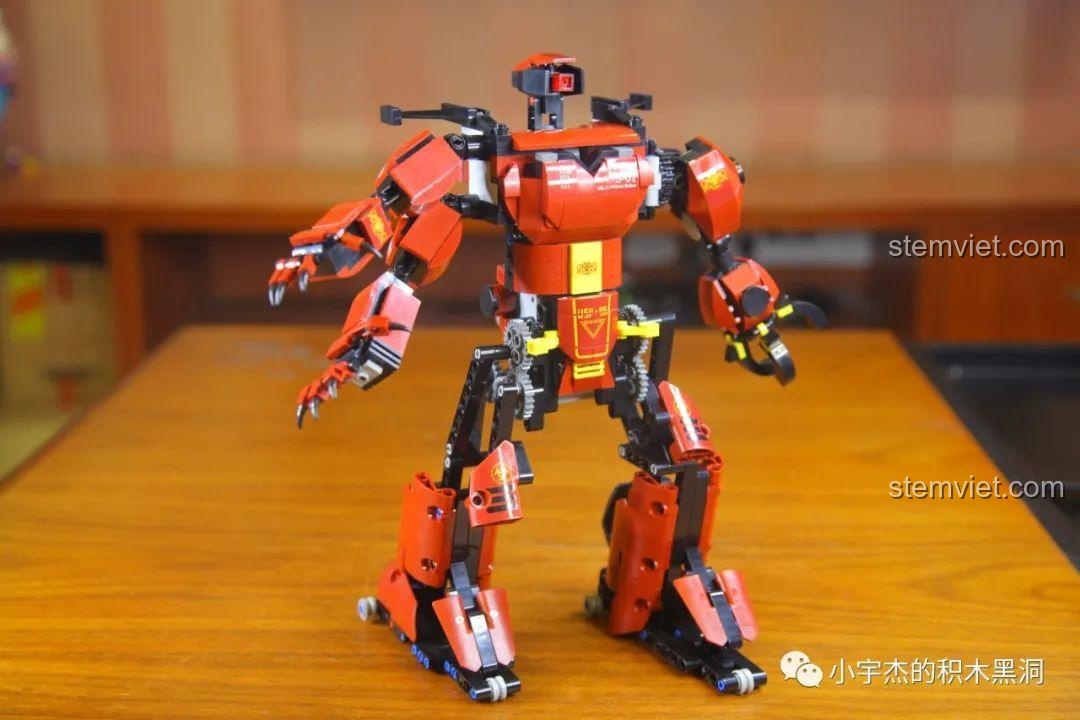 Robot Crimson Mould King 15038 nhìn từ phía trước, thể hiện sự cân đối, đồ chơi lắp ráp cho bé trai.