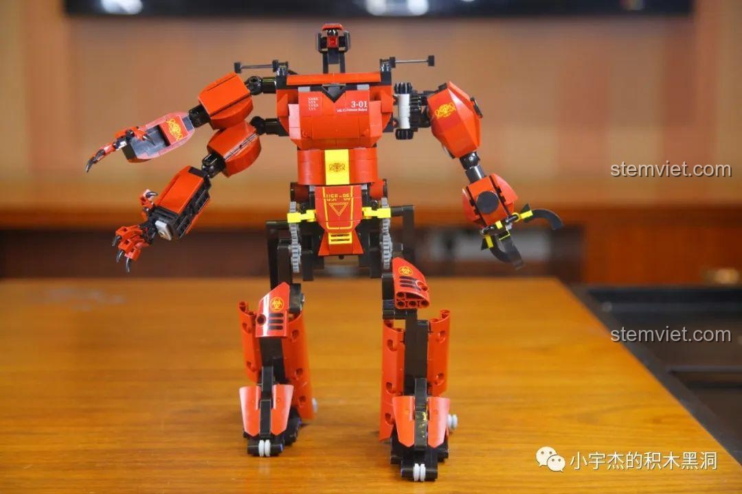 Robot Crimson Mould King 15038 với tư thế mở rộng tay, thể hiện khả năng cử động, đồ chơi mô hình cho bé trai.