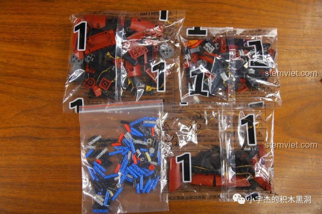 Các túi mảnh ghép số 1 của bộ lắp ghép Mould King 15038 Robot Crimson, phân loại chi tiết, đồ chơi mô hình.